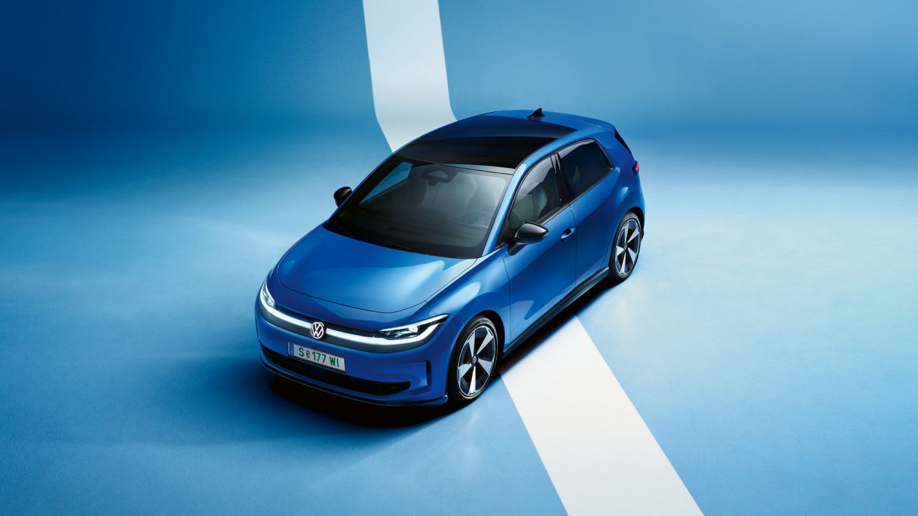 Blick von oben auf die Front eines blauen VW ID. Polo Style vor einem hellblauen Hintergrund.