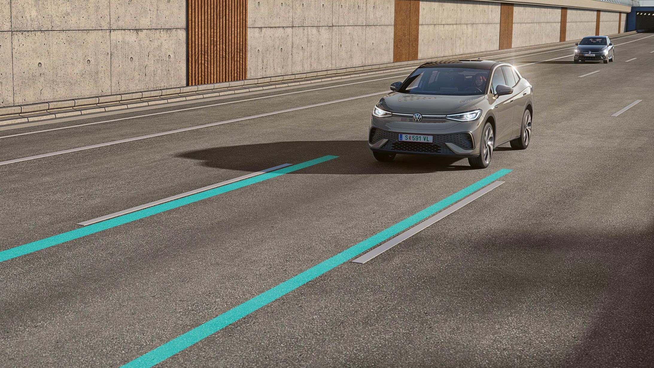 Ein grauer VW ID.5 nutzt Lane Assist, um in der Spur zu bleiben.