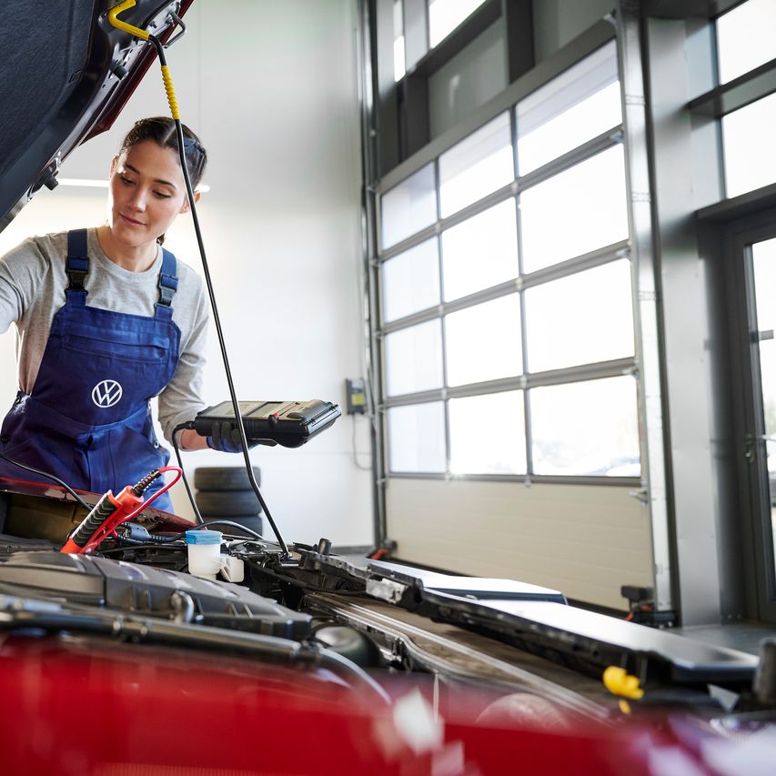 Volkswagen Technikerin bei der „Pickerl“ Begutachtung