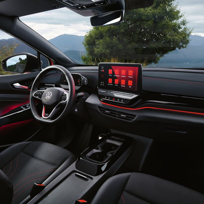VW ID.5 GTX Interieur, Blick ins Cockpit auf das Multifunktionslenkrad und das Infotainments-System