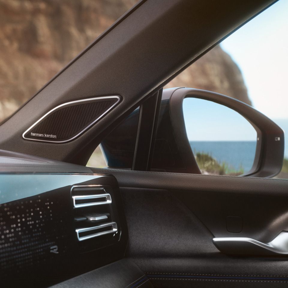  Detailansicht des Lausprechers von Harman Kardon in der A-Säule eines VW Tiguan.