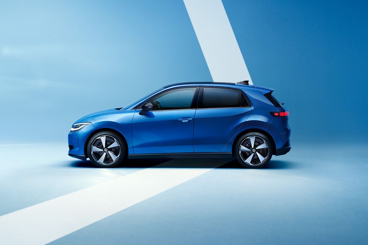 Seitenansicht eines blauen VW ID. Polo Style vor einem hellblauen Hintergrund.