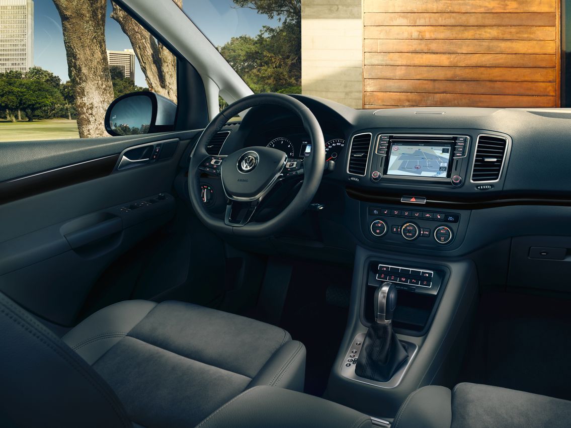 Interieur des VW Sharan mit Blick auf das Lenkrad