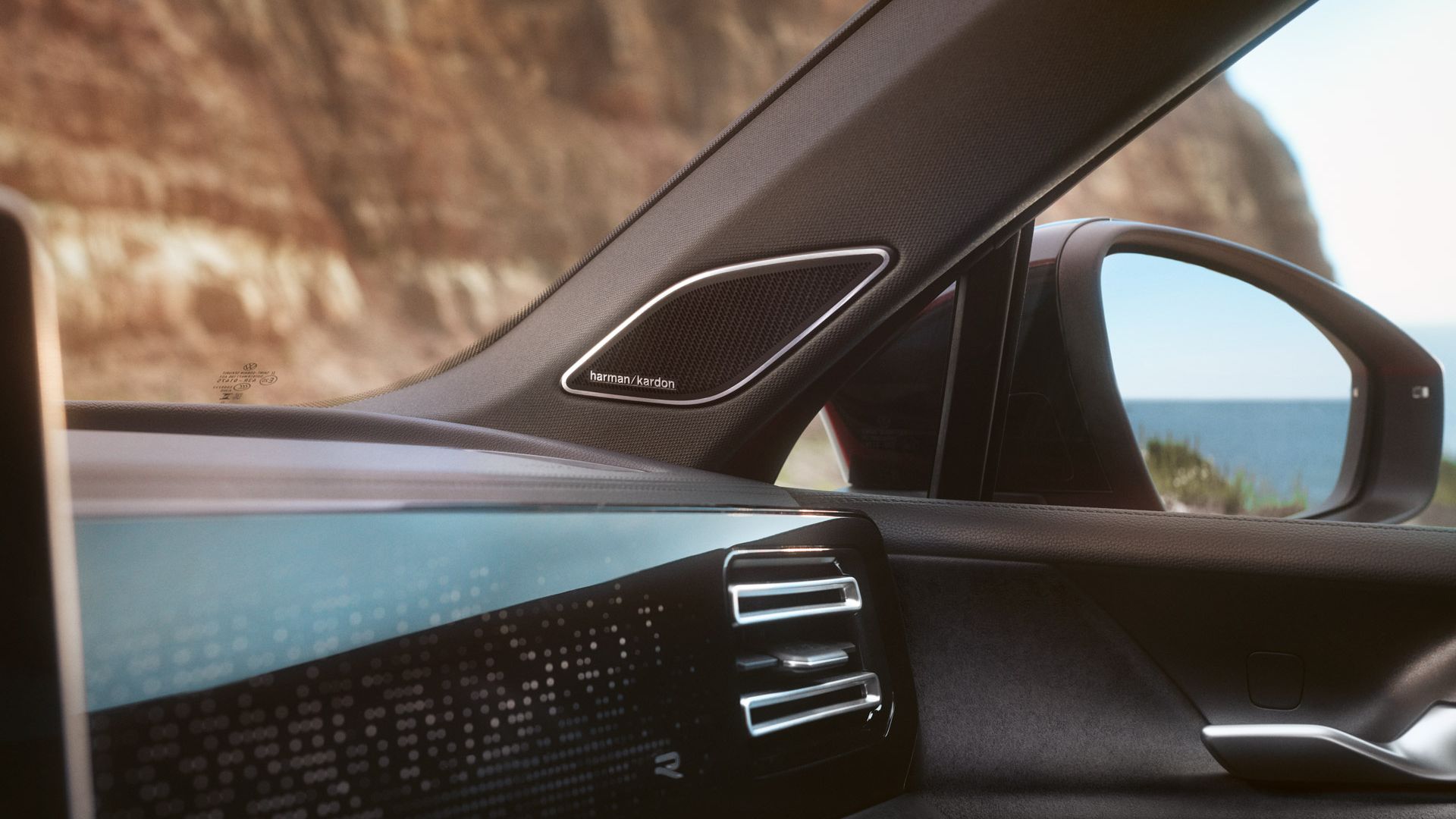 Detailansicht des Lausprechers von Harman Kardon in der A-Säule eines VW Tiguan.
