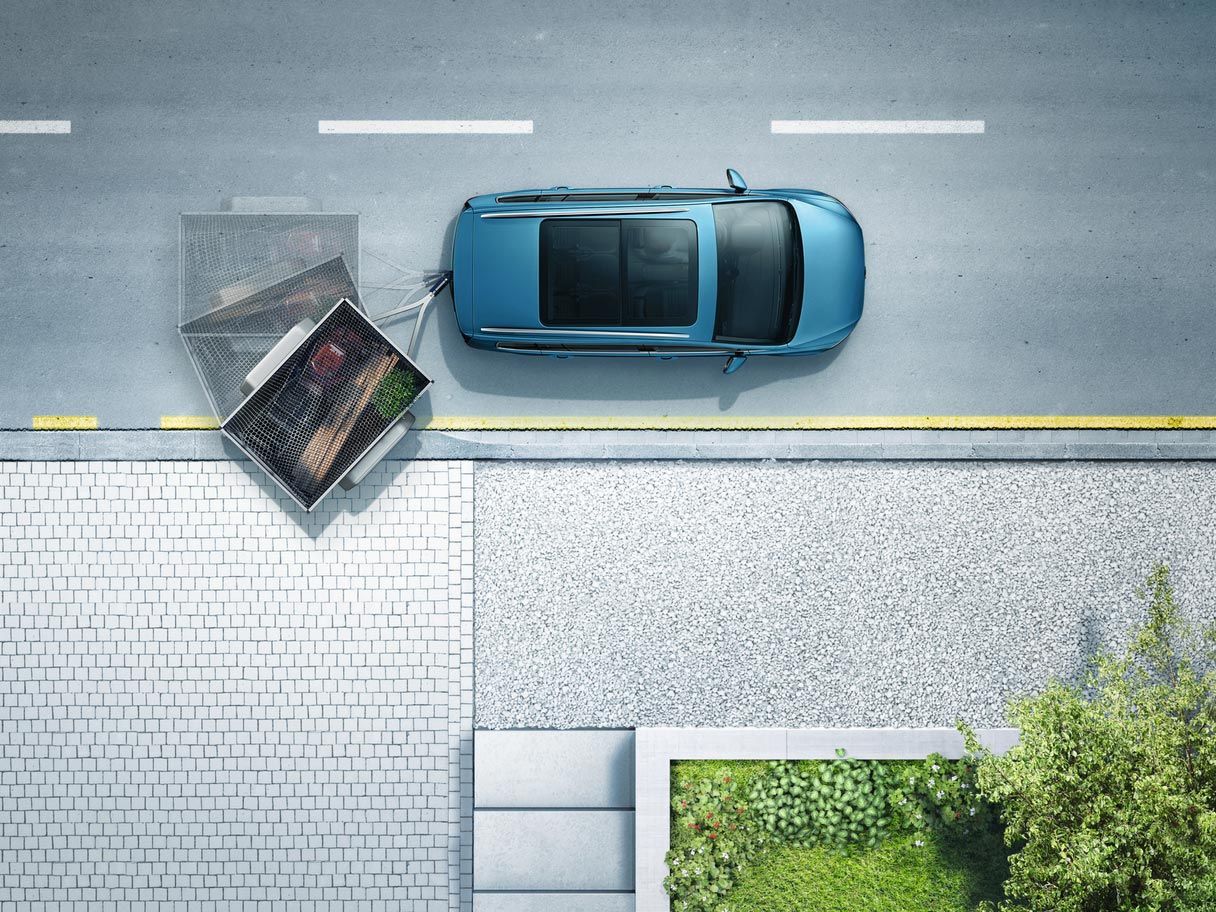 Touran mit Assistenzsystem Trailer Assist, Darstellung aus der Vogelperspektive mit Anhänger.