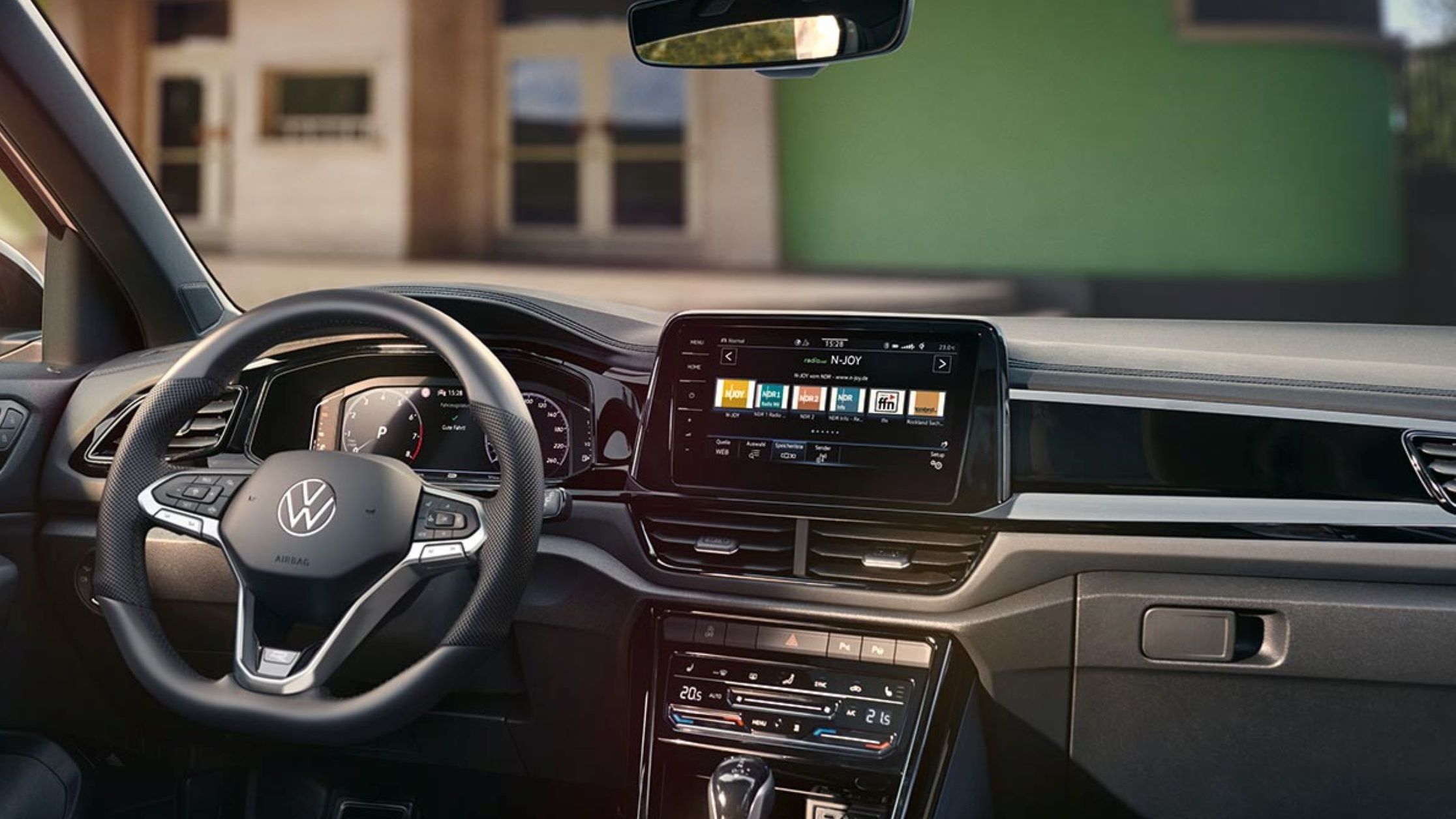  Multifunktionslenkrad, Radio und Klimaanlage im VW T-Roc R-Line