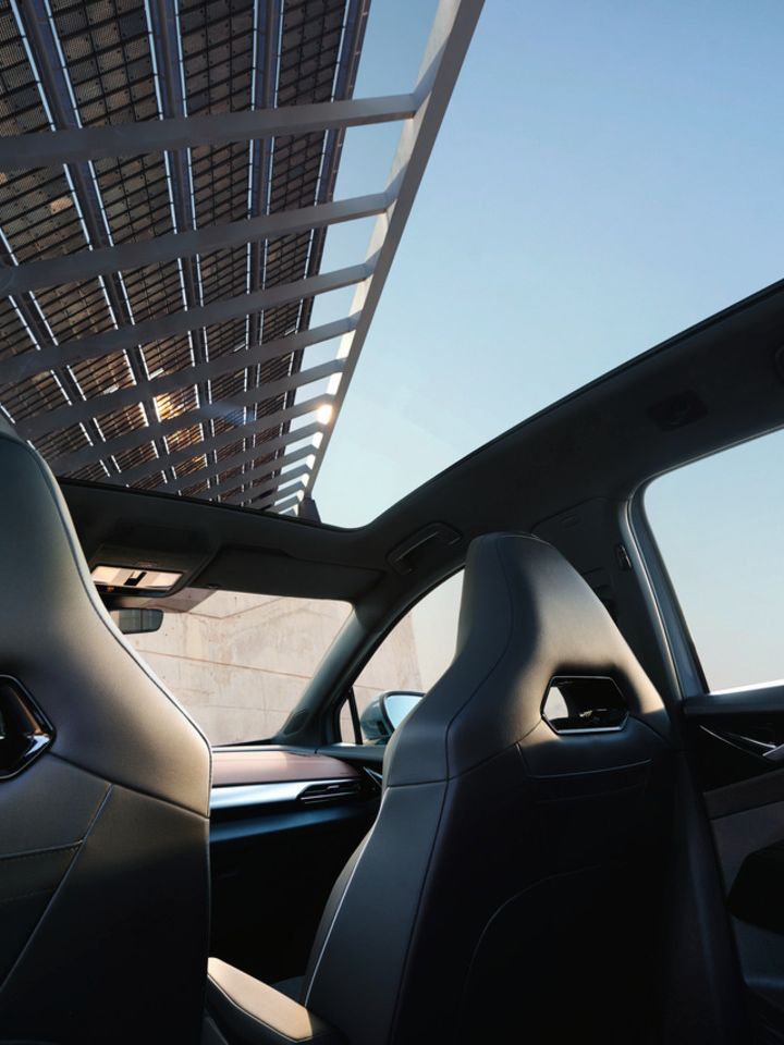 Blick von der Rückbank des VW ID.5 durch das große Panoramadach