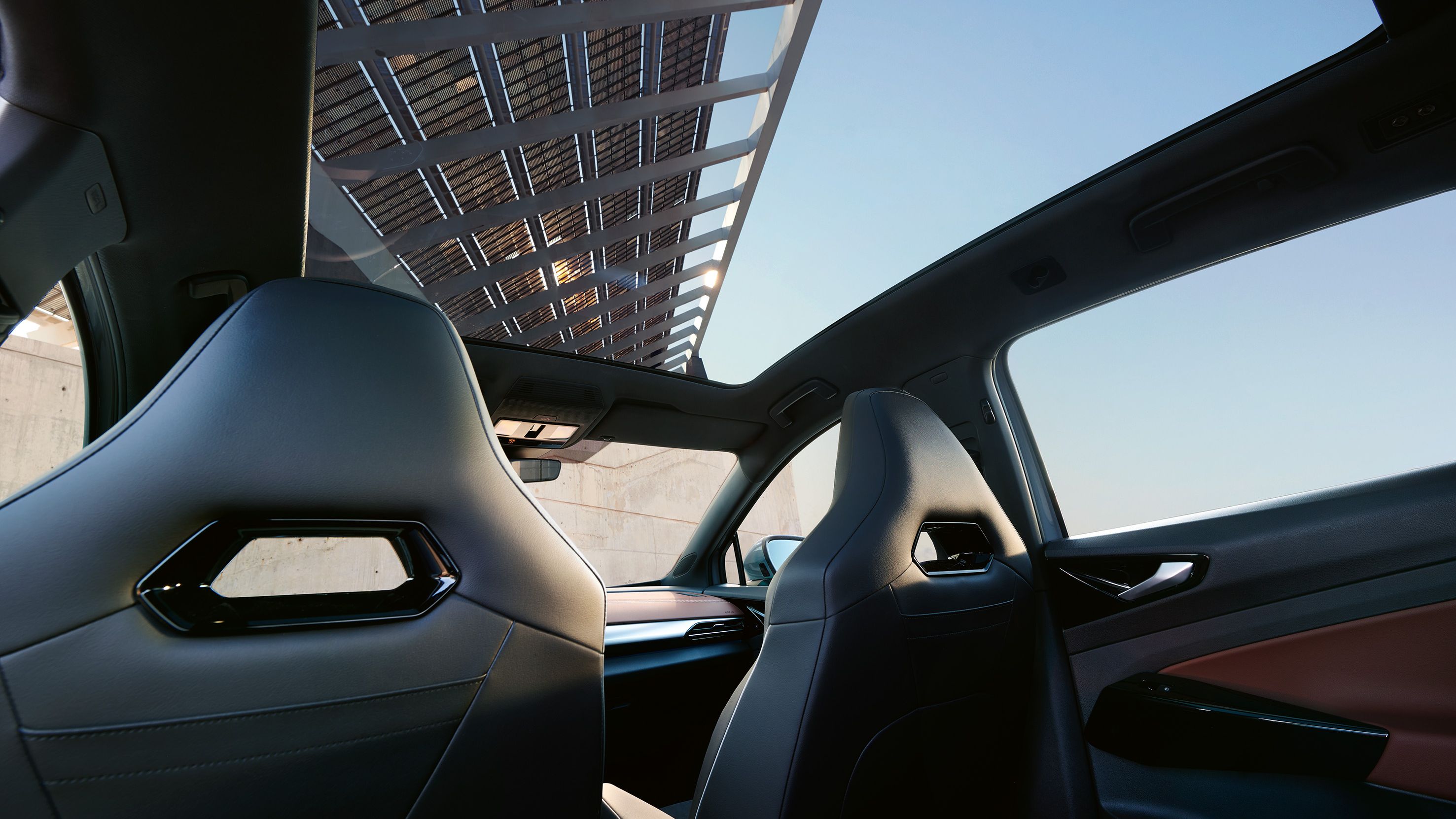 Blick von der Rückbank des VW ID.5 durch das große Panoramadach