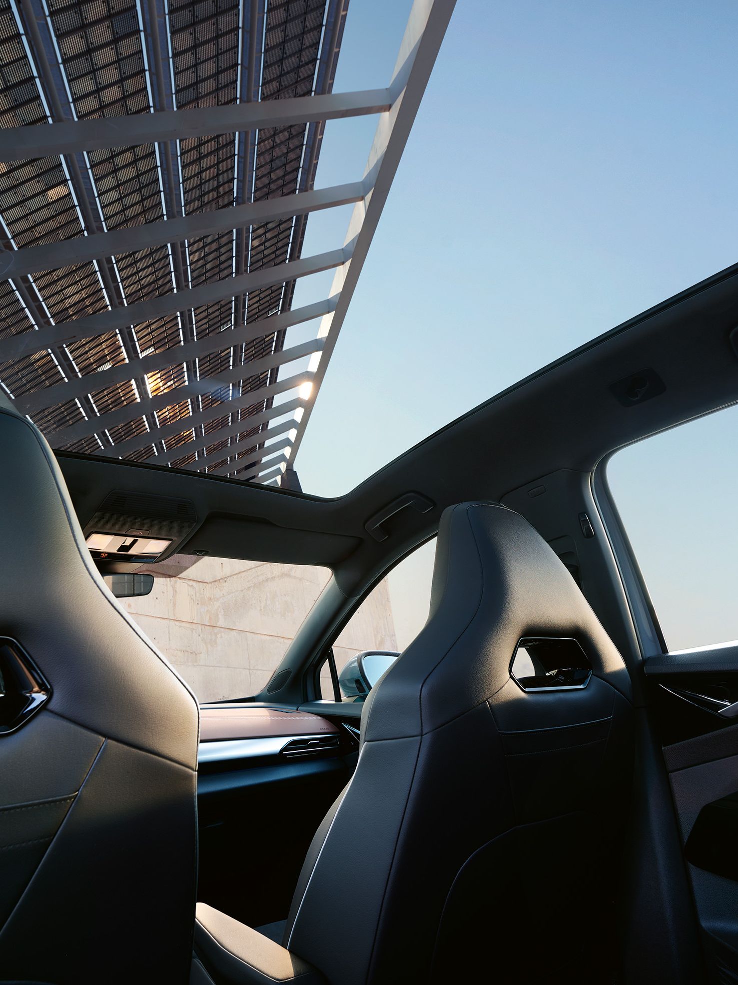 Blick von der Rückbank des VW ID.5 durch das große Panoramadach