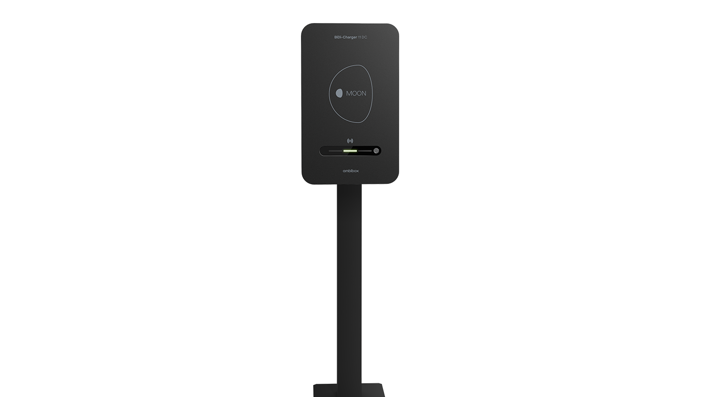 Schwarzer, freistehender BiDi Charger mit rechteckigem Bildschirm auf einem schmalen Standfuß vor transparent kariertem Hintergrund. Auf dem Display ist ein kreisförmiges Lade-Icon mit dem Wort „MOON“ sowie ein Fortschrittsbalken zu sehen. Die Station wirkt modern und minimalistisch designt.