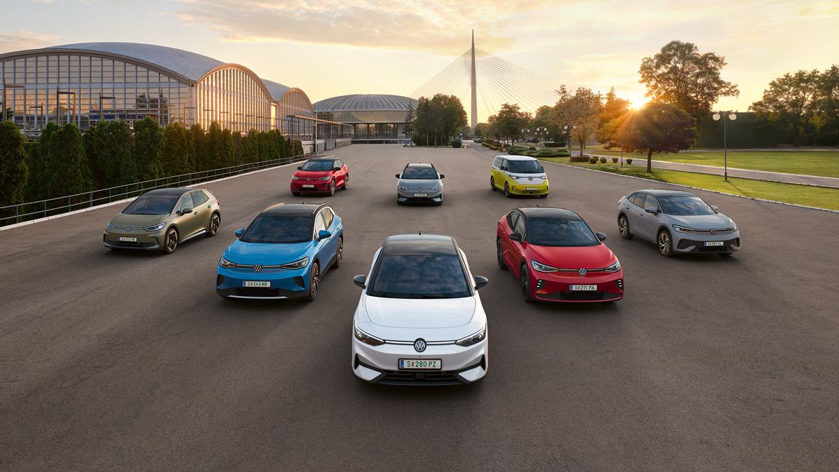  Alle VW Elektroautos, die ID. Modelle, fahren nebeneinander.