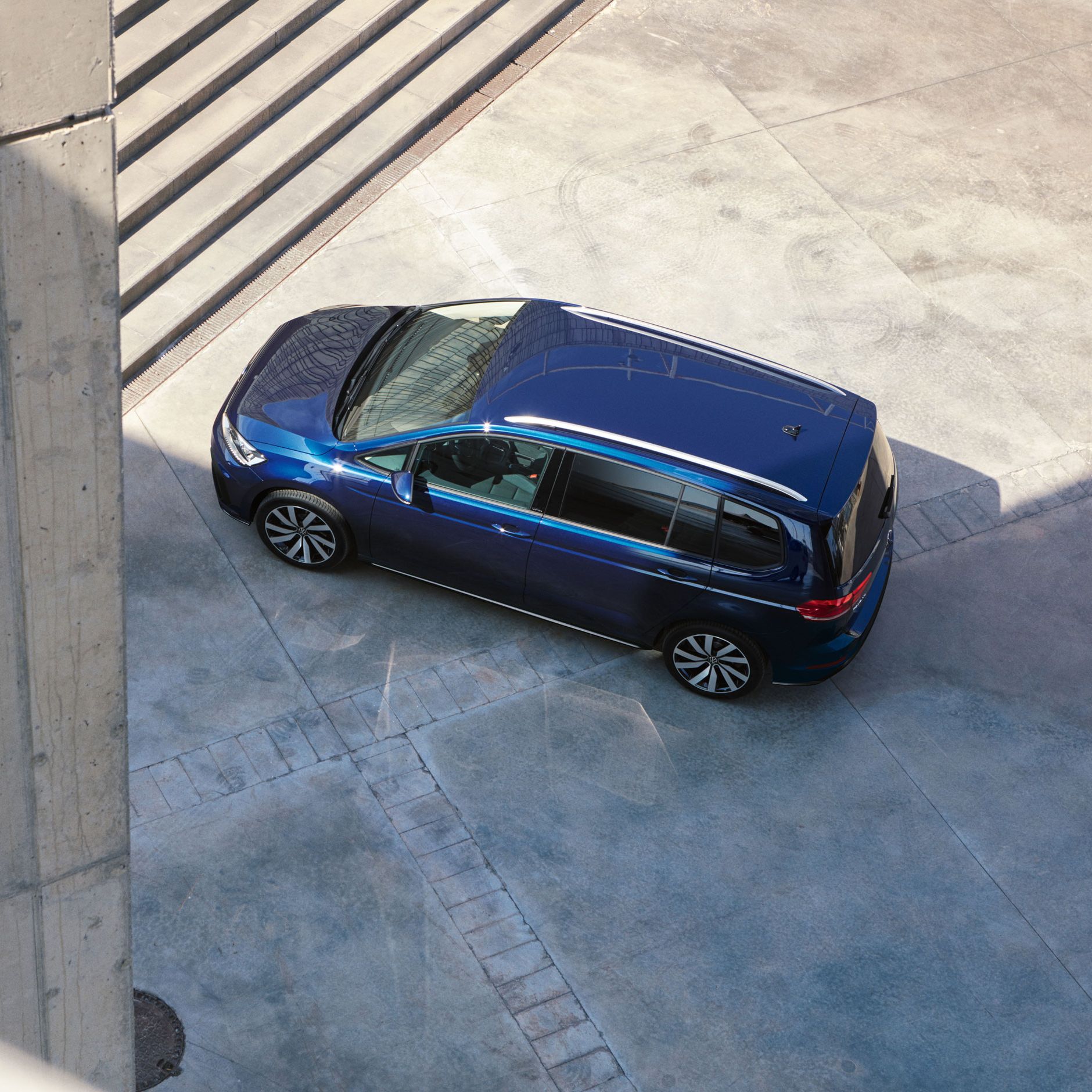 VW Touran in Atlantic Blue von schräg oben fotografiert