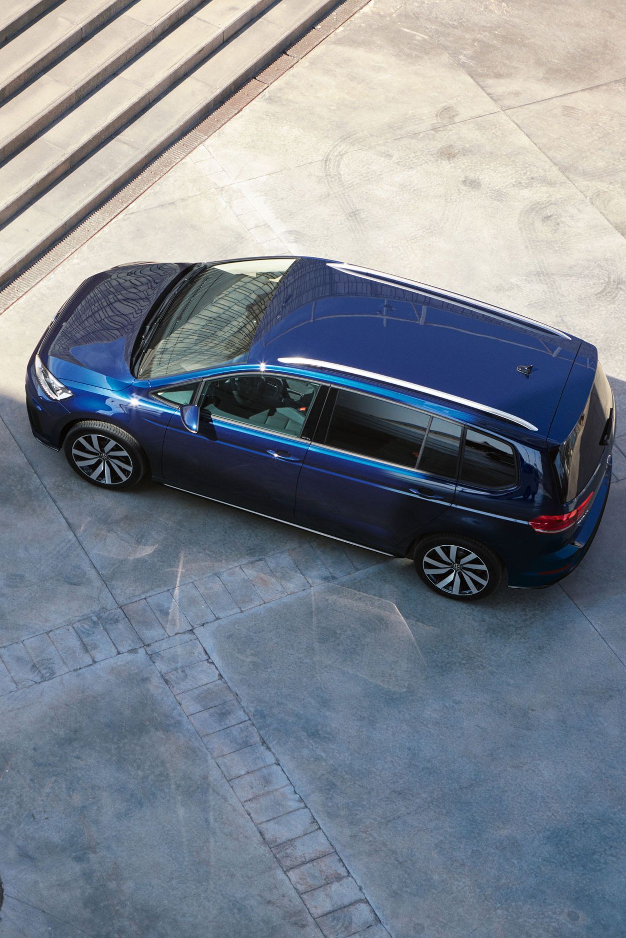 VW Touran in Atlantic Blue von schräg oben fotografiert
