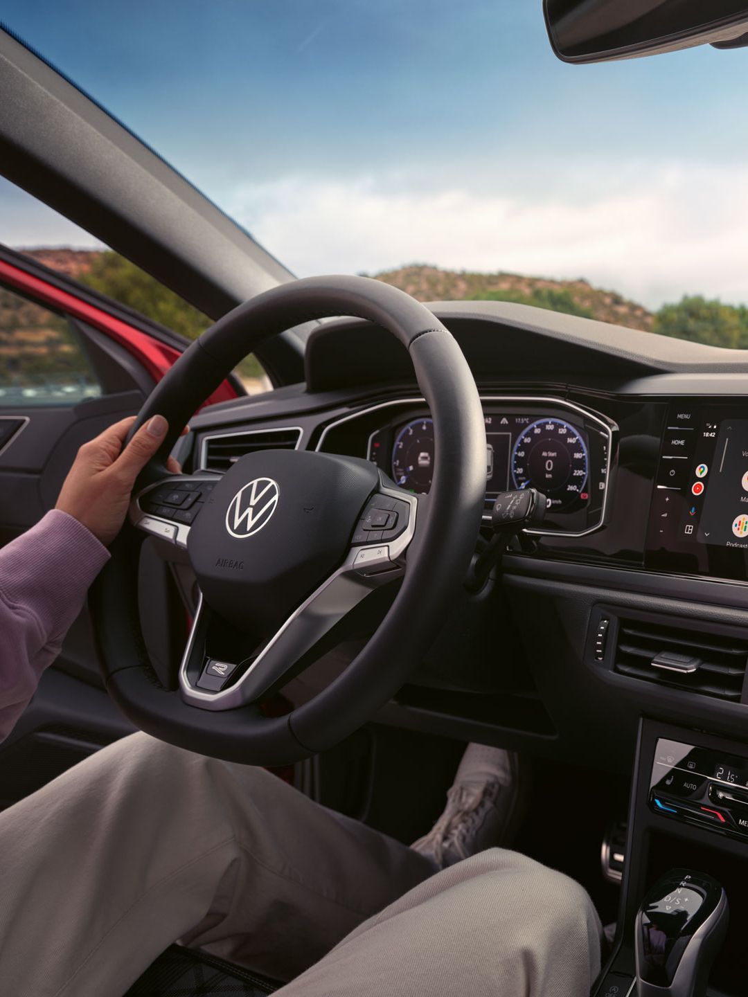 Detailansicht des Lenkrad, der Klimanlage, des Infotainmentsystems und des Digital Cockpits im VW Taigo R-Line