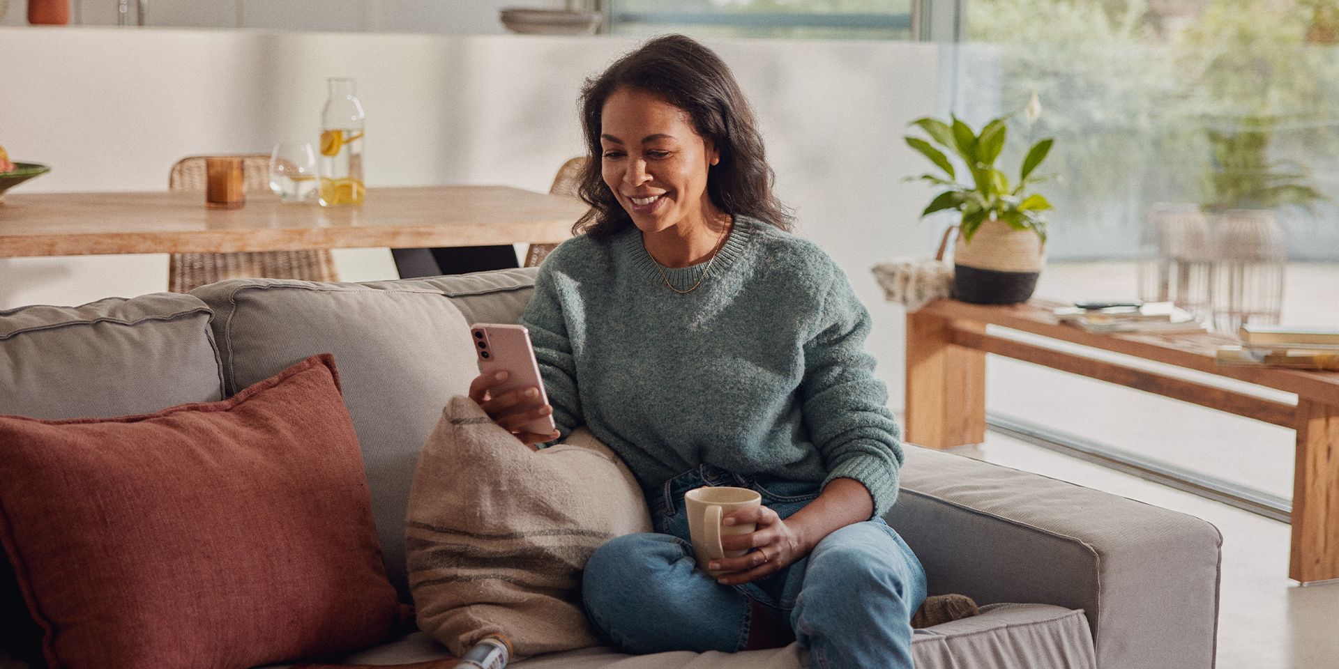 Frau telefoniert mit VW We Charge Support