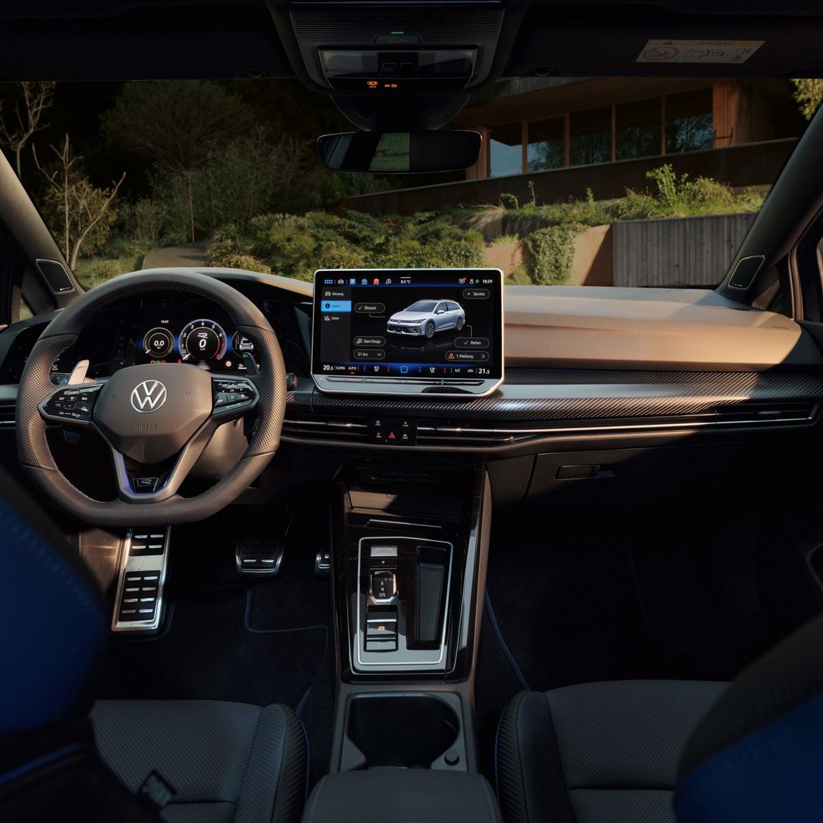Interior des VW Golf R Variant aus Sicht von den zwei Zwischensitzen.