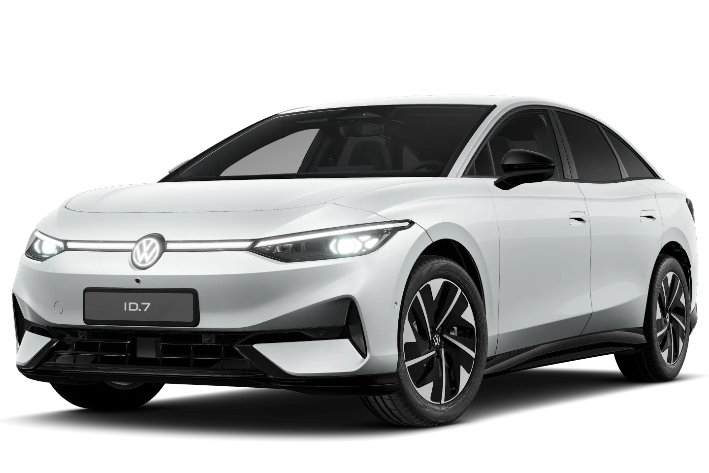Weißer ID.7 Pure Business in schräger Frontansicht, mit VW-Logo auf der Front und schmalen, durchgehenden LED-Scheinwerfern. Die Karosserie ist aerodynamisch mit glatten Flächen und schwarzem Dach gehalten. Der Wagen steht vor neutralem, freigestelltem Hintergrund.