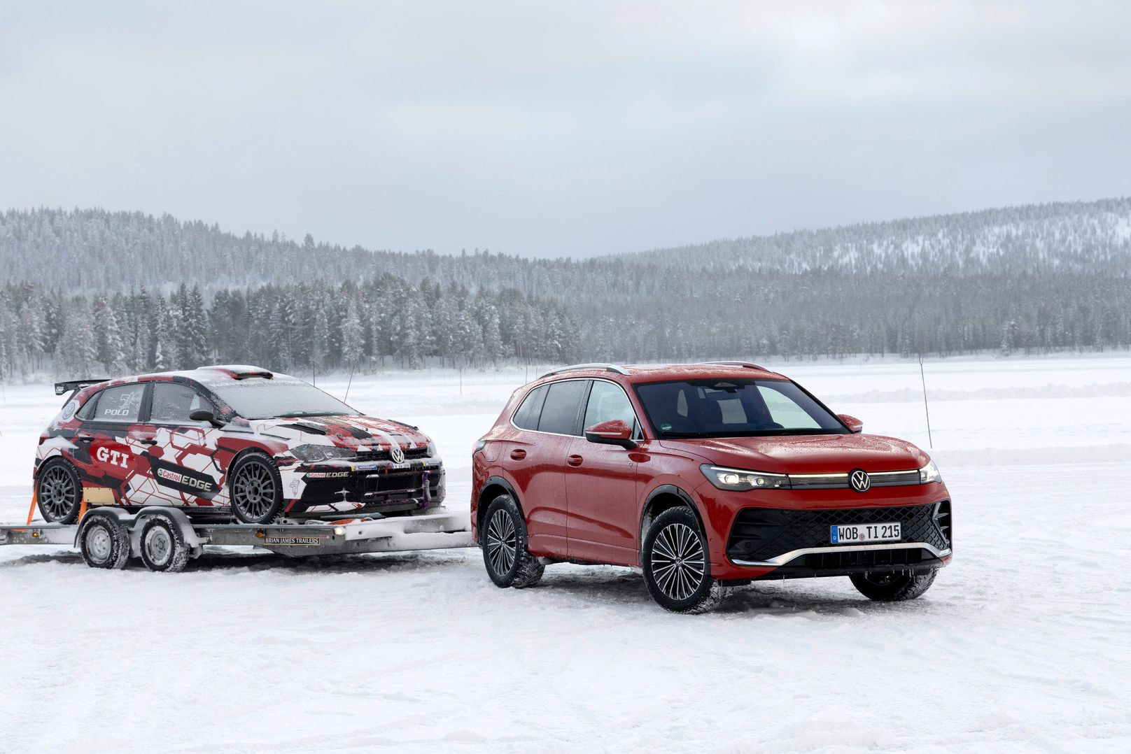 VW Tiguan mit Anhänger steht in einer Schneelandschaft