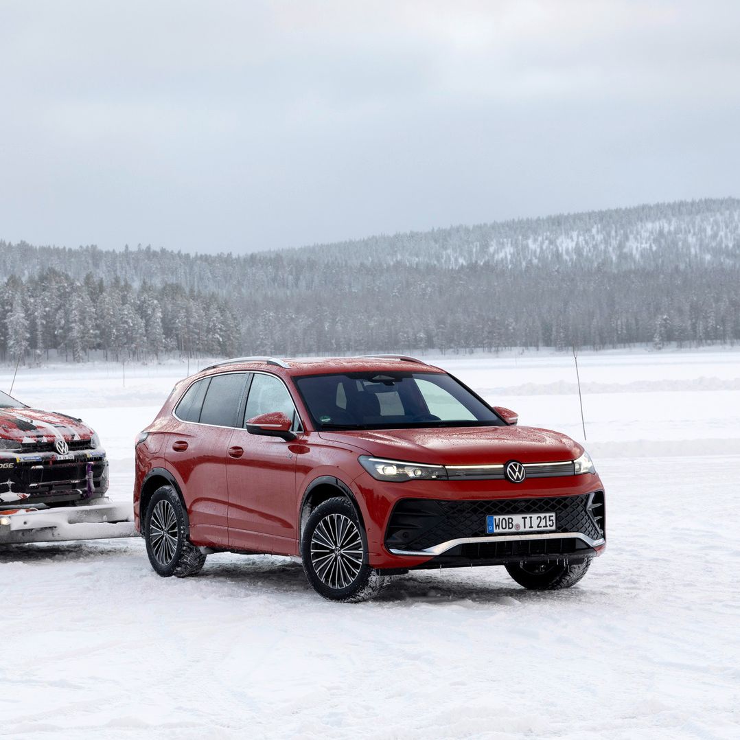 VW Tiguan mit Anhänger steht in einer Schneelandschaft