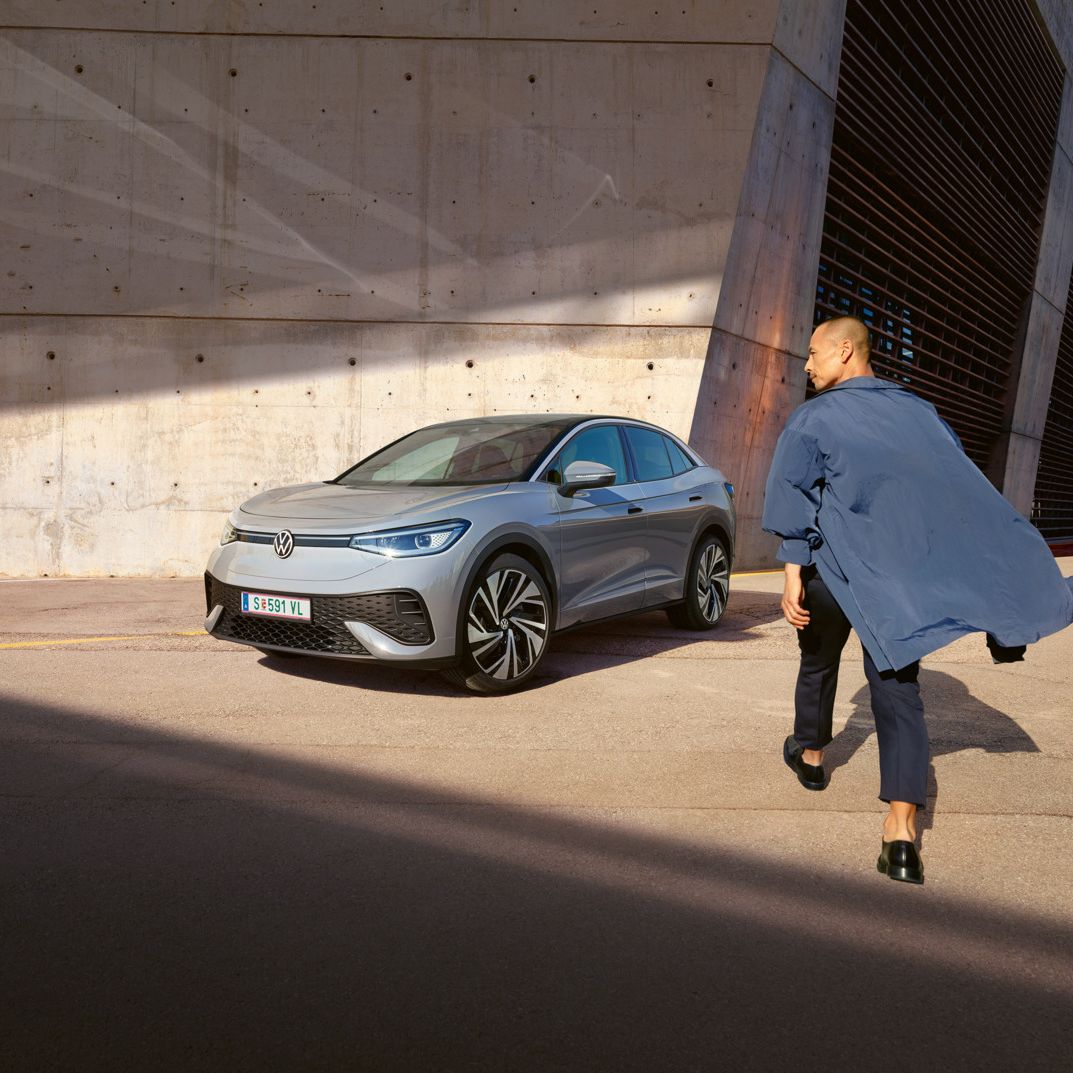 Mann geht auf mondsteingrauen ID.5 zu