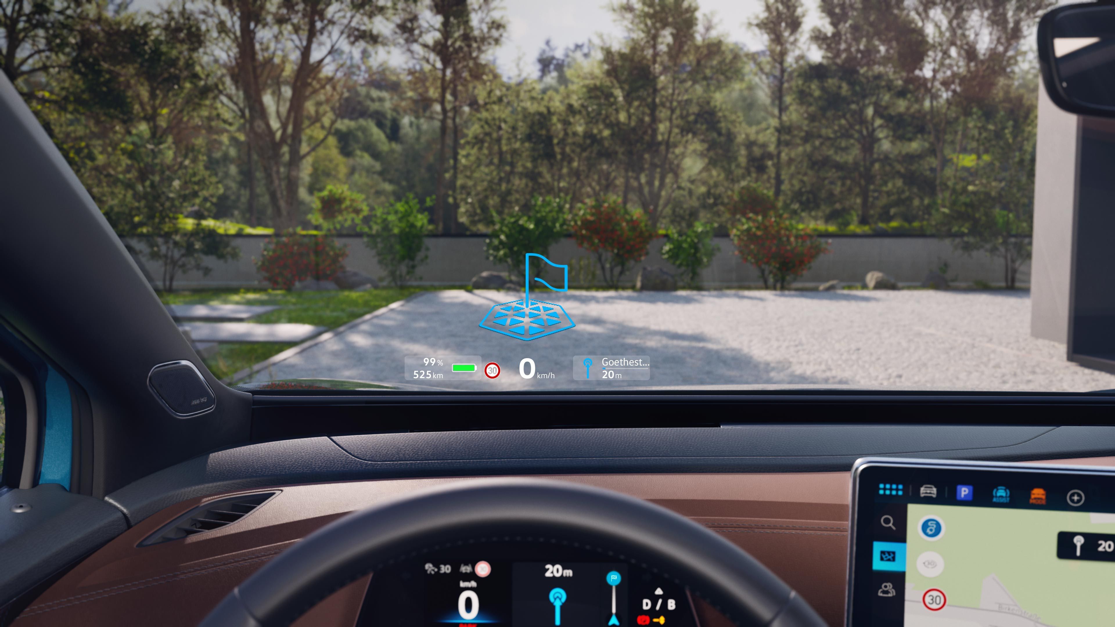 Detailansicht des AR-Head-up-Displays in der Windschutzsscheibe des VW ID.4, der in einer Einfahrt steht. Am unteren Bildrand sieht man durch das Lenkrad das digitale Cockpit.
