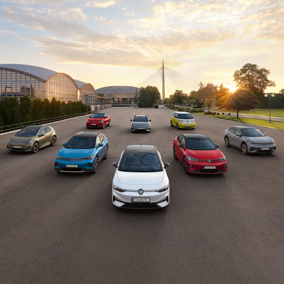  Alle VW Elektroautos, die ID. Modelle, fahren nebeneinander.