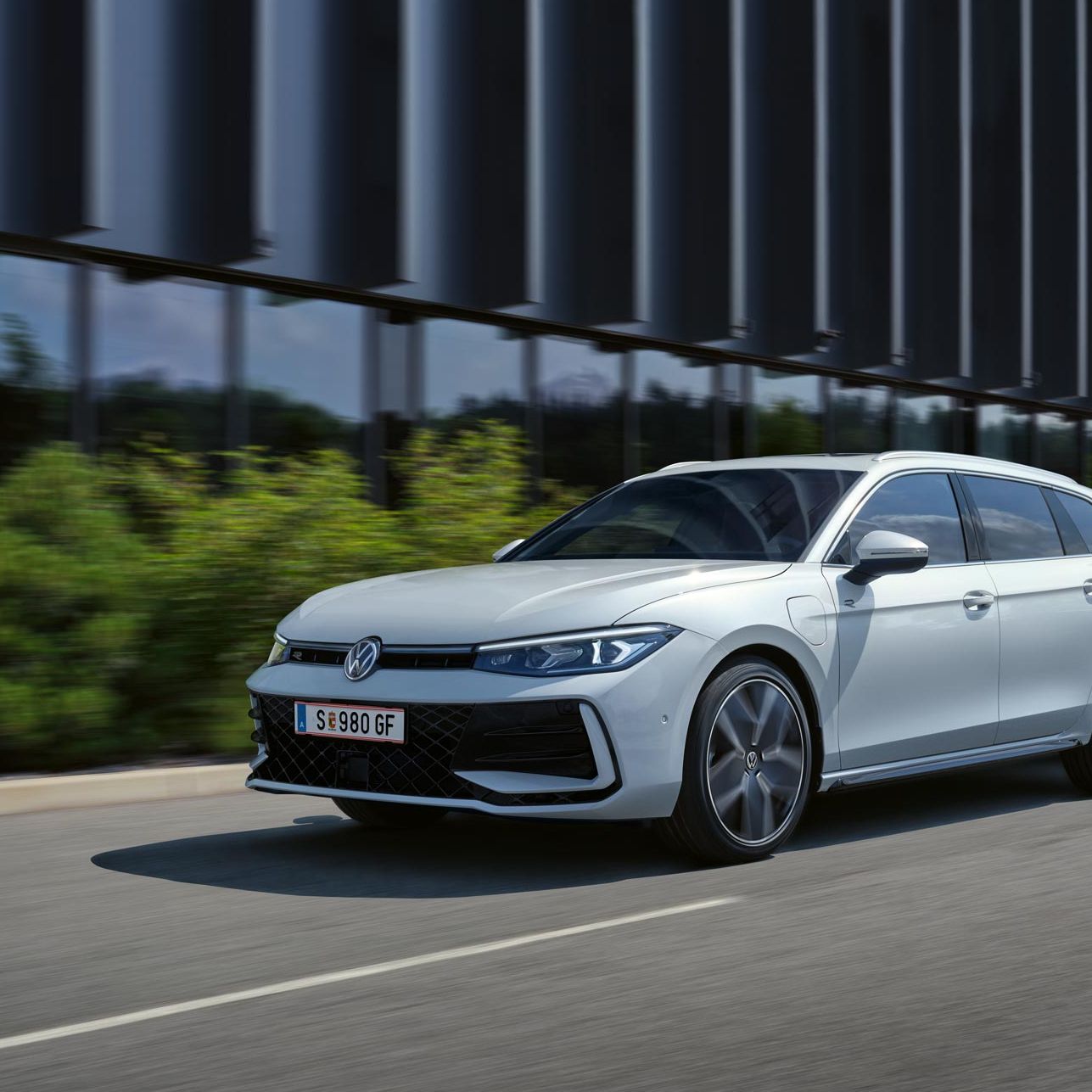 Ein weißer VW Passat R-Line fährt in einer Stadt