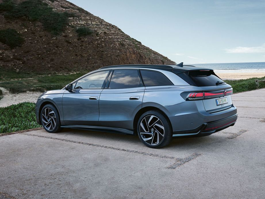 Seiten- und Heckansicht eines grau-blauen VW ID.7 Tourer