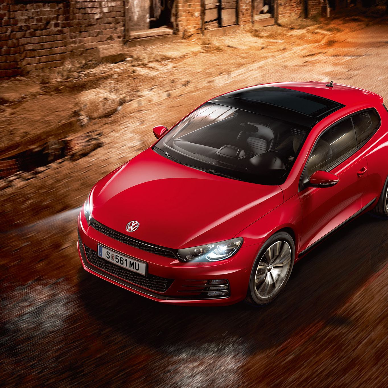 Roter VW Scirocco aus der Vogelperspektive