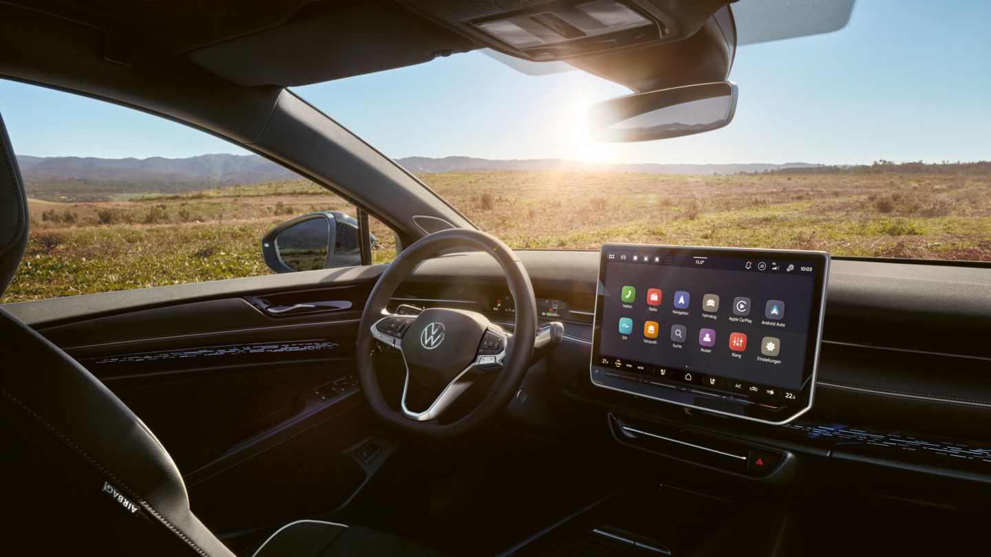 Cockpit eines VW ID.7 Tourer mit Multifunktionslenkrad und Infotainmentsystem.