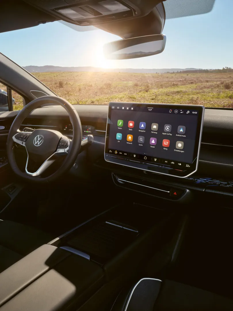 Cockpit eines VW ID.7 Tourer mit Multifunktionslenkrad und Infotainmentsystem.