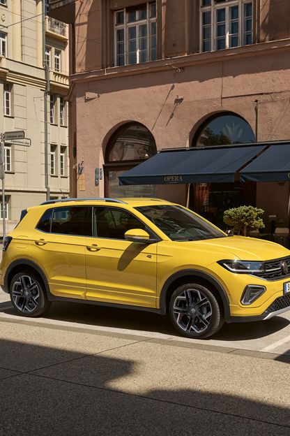 Ein geparkter T-Cross am Straßenrand, auf den 2 Personen von der anderen Straßenseite zugehen