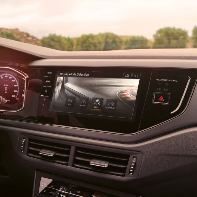 Detailansicht des Infotainmentsystems des VW Taigo mit der Fahrprofilauswahl im Display.