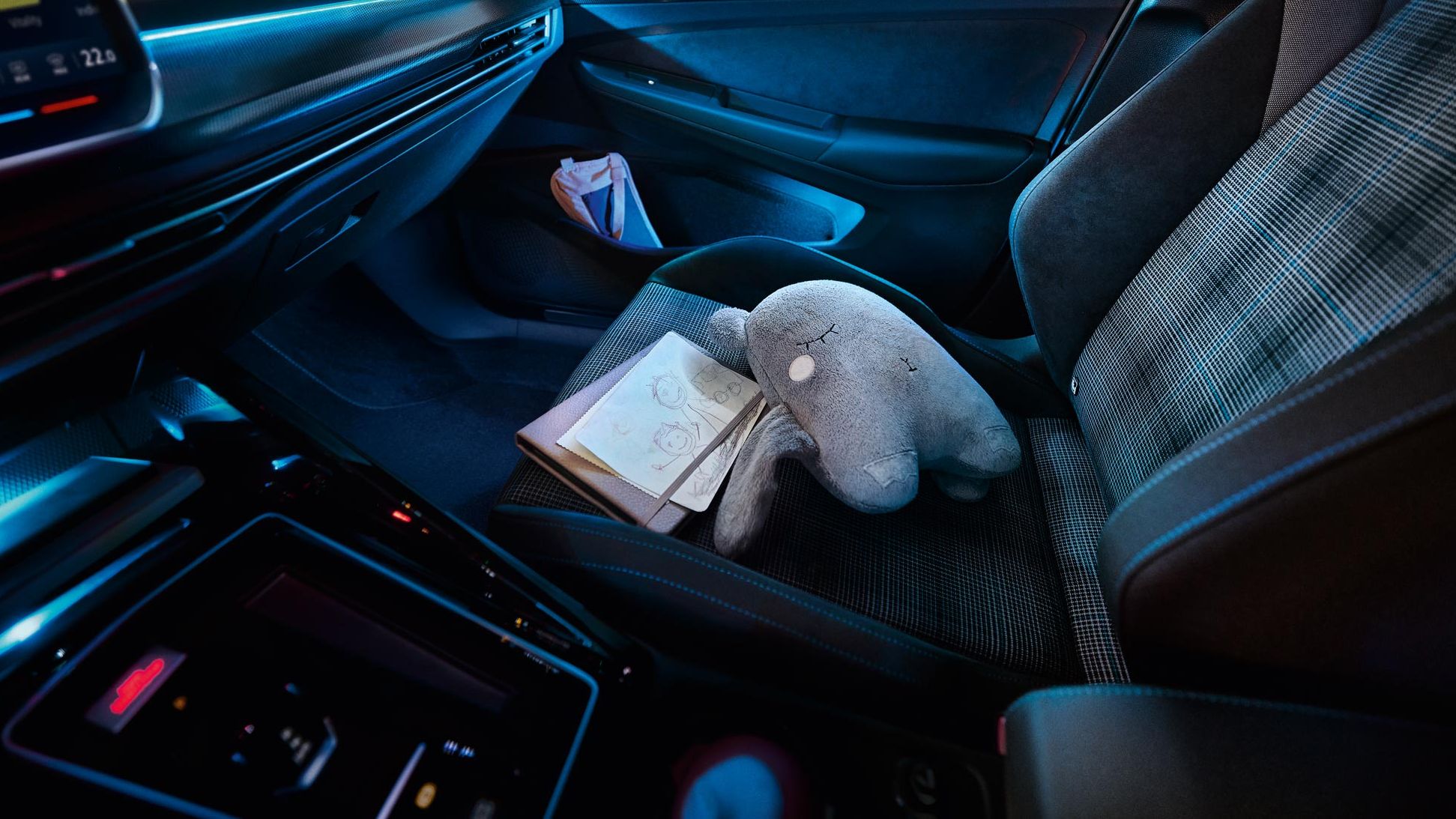 Ambientebeleuchtung im VW Golf GTE bei Nacht