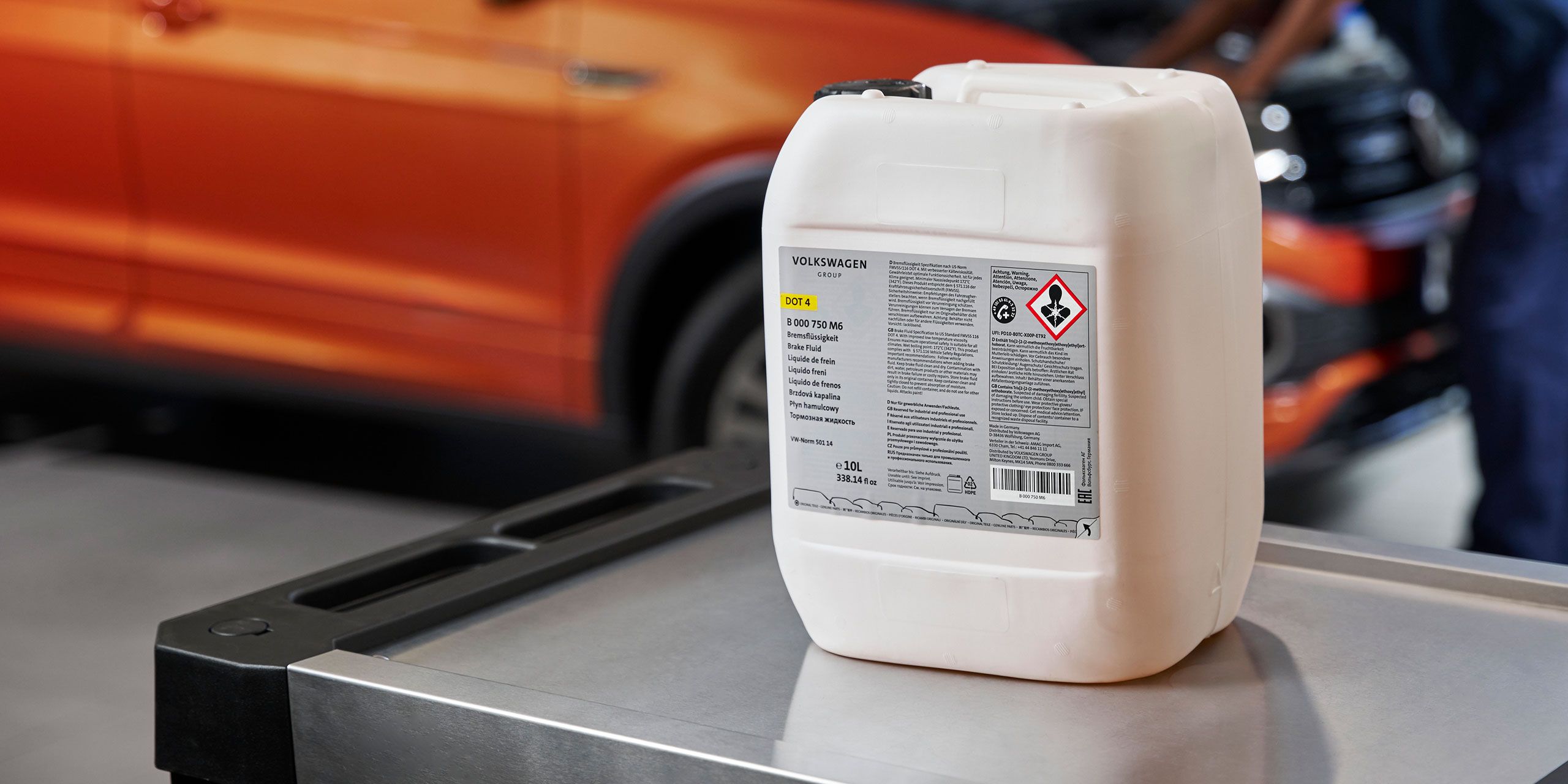 Fokusansicht eines Kanisters mit Volkswagen Bremsflüssigkeit.