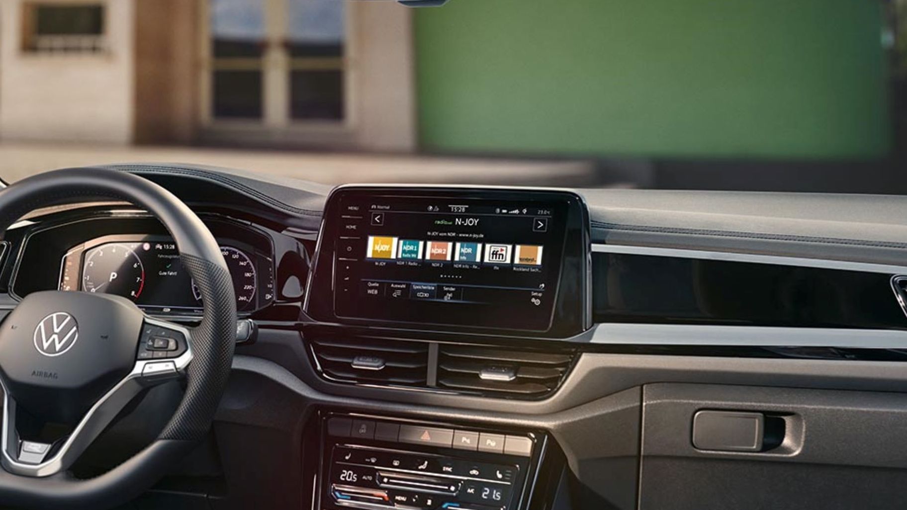  Multifunktionslenkrad, Radio und Klimaanlage im VW T-Roc R-Line