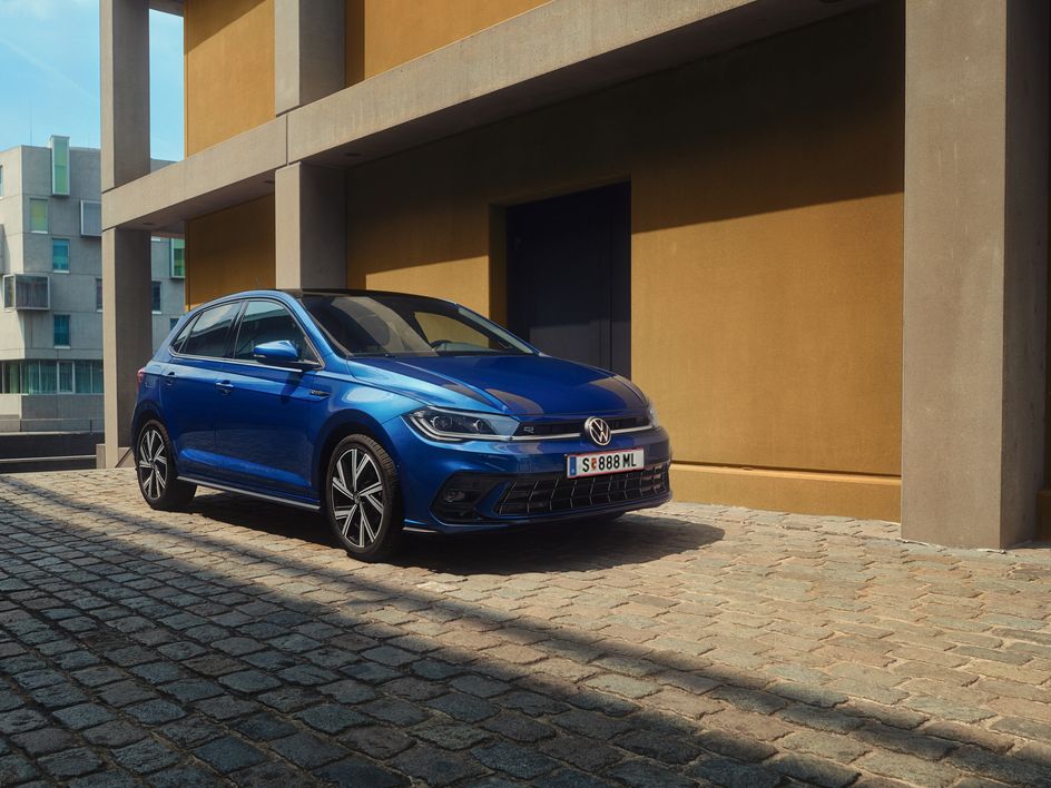 Frontansicht eines blauen VW Polo R-Line