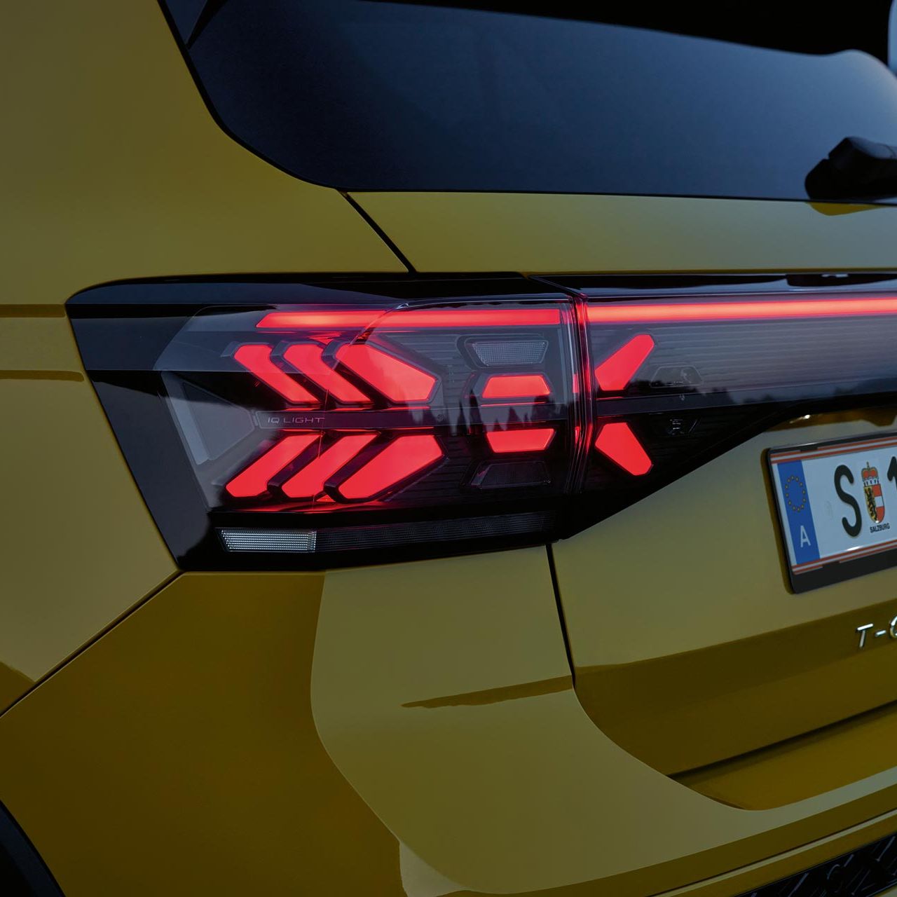Detailansicht eines VW T-Cross mit Heck-Lichtsignatur.