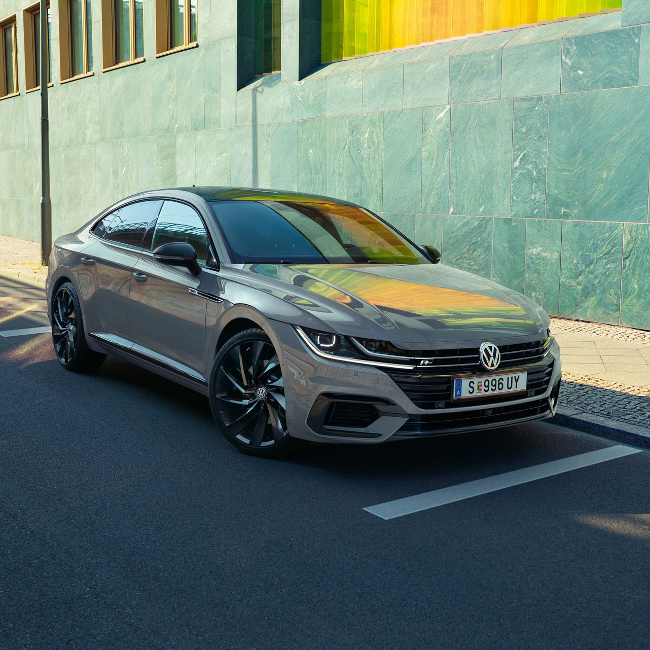 vw volkswagen arteon shooting brake 3/4 Front, seitliche Kopfhöhe  Arteon R-Line AT0312  Mondsteingrau R-Line Exterieur Schwarz hochglanz