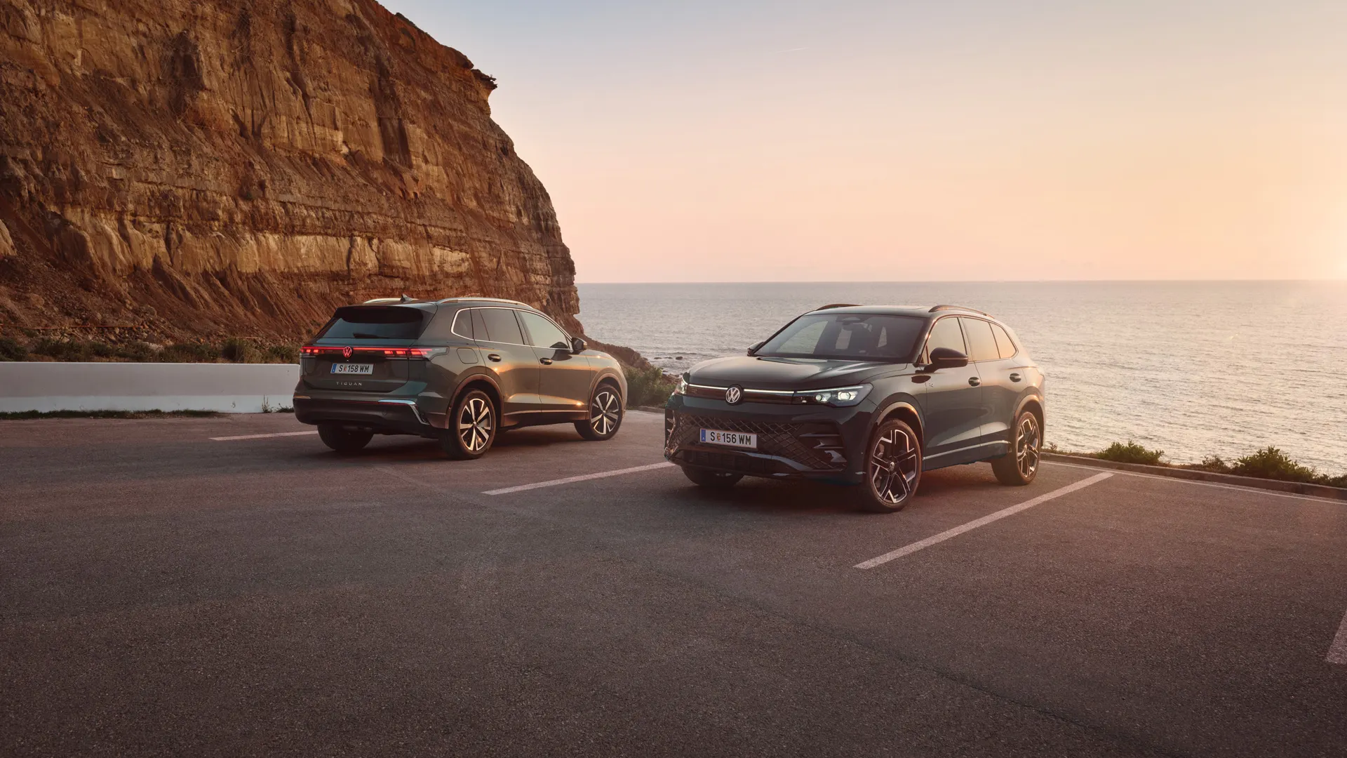 Zwei VW Tiguan geparkt vor der Küste in abendlicher STimmung
