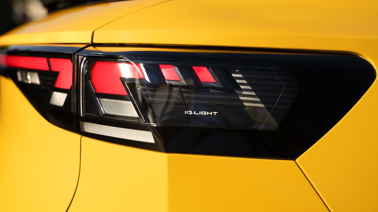 Detailansicht der IQ.LIGHT-Rückleuchten am gelben VW T-Roc R-Line.