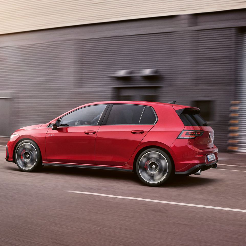 Seitenansicht auf einen fahrenden Golf GTI.