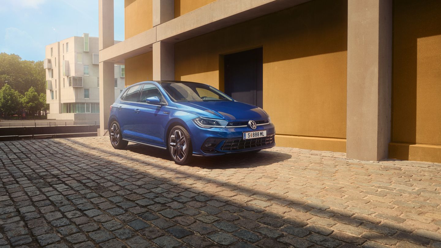 Seitliche Frontansicht des blauen VW Polo R-Line. 