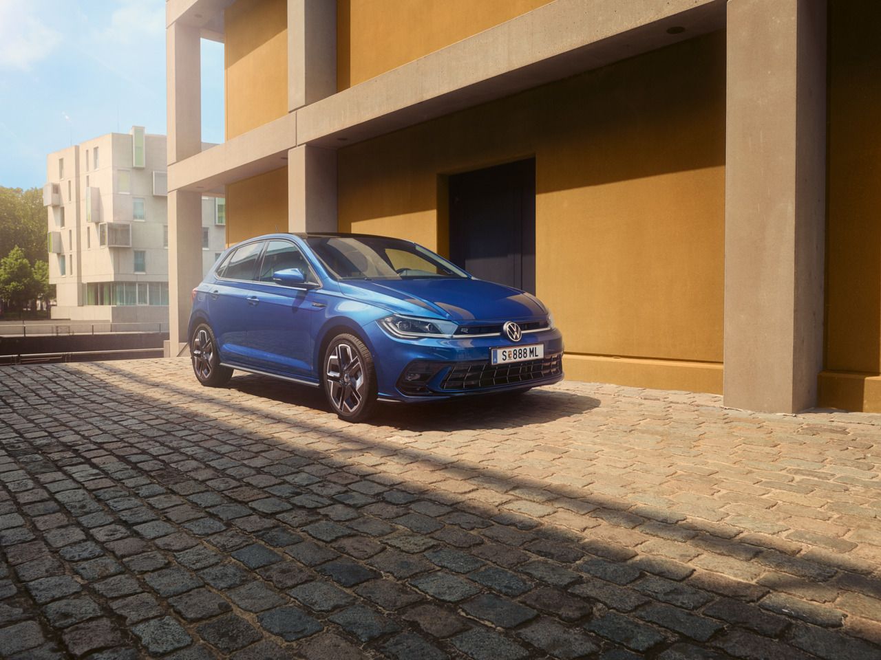 Seitliche Frontansicht des blauen VW Polo R-Line. 
