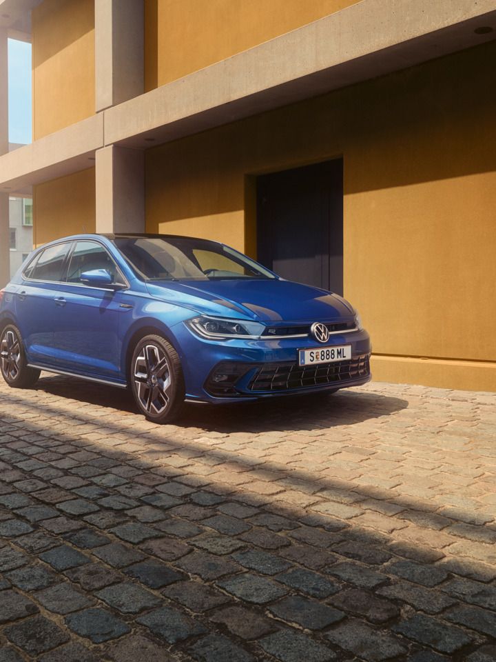 Seitliche Frontansicht des blauen VW Polo R-Line. 