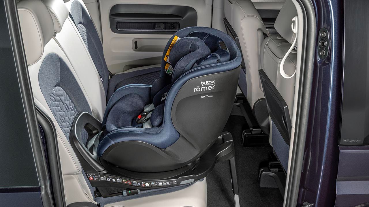 Volkswagen Original  i-SIZE Dualfix gegen die Fahrtrichtung auf der Rückbank eines Volkswagen fixiert.