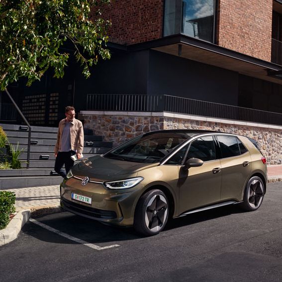 Ein VW ID.3 in olivgrün ist in einer Stadt geparkt, seitliche Ansicht