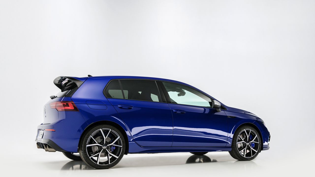 Seitliche Ansicht des VW Golf 8 Vorgängermodells