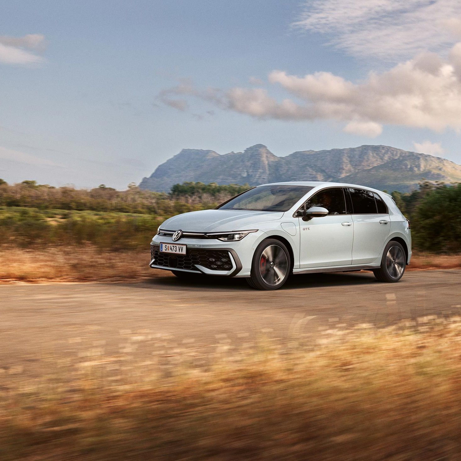 Golf GTE fahrend auf der Landstraße unterwegs.