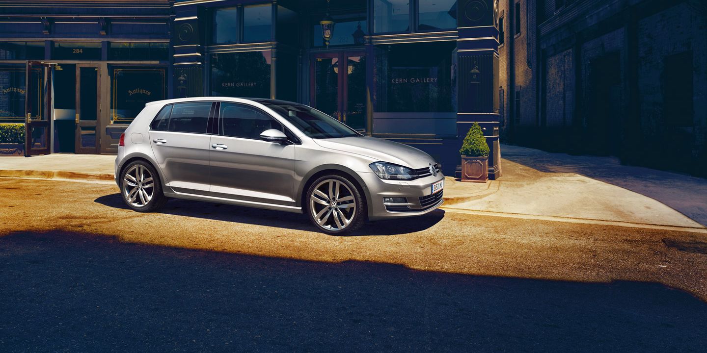 Silberner VW Golf 7 in der Seitenansicht